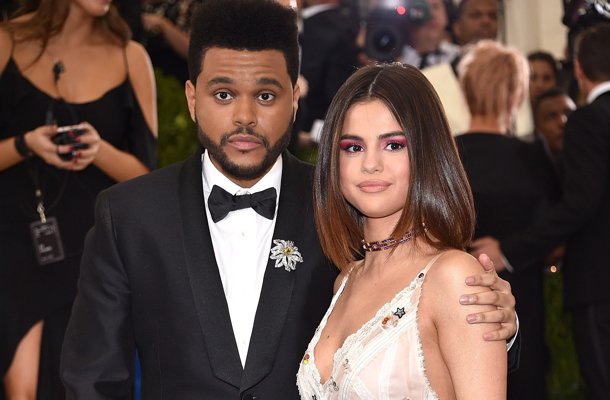 Selena Gomez hay The Weeknd - Ai là người đã đá người kia bằng một cú điện thoại? - Ảnh 1.