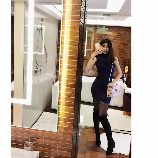 Hoa hậu Đại dương “khoe khóe” túi Lousi Vuitton trong chuyến du lịch tới HongKong
