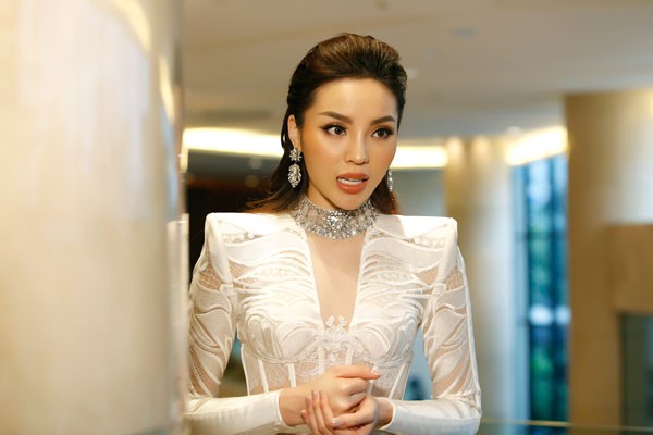 So với thời điểm đăng quang Hoa hậu Việt Nam, gương mặt của Kỳ Duyên bị cho rằng quá khác lạ...