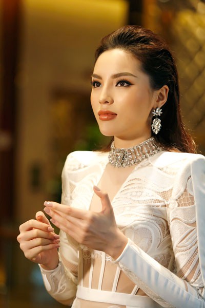 Hoa hậu Việt Nam 2014 cũng chia sẻ rằng, bản thân cảm thấy buồn khi bị coi là “Hoa hậu nhiều scandal nhất Việt Nam”.