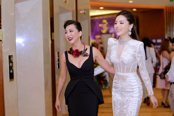 Hoa hậu Kỳ Duyên hào hứng khi lần đầu gặp gỡ thần tượng, MC Nguyễn Cao Kỳ Duyên.