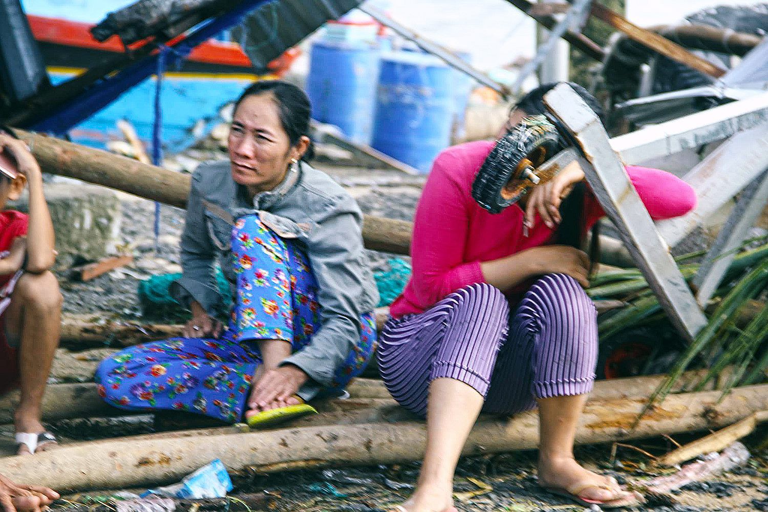 Cái ác từ trò đùa của những kẻ tung tin thất thiệt: Nỗi đau chồng thêm nỗi sợ lên vai những người dân vùng lũ - Ảnh 4.