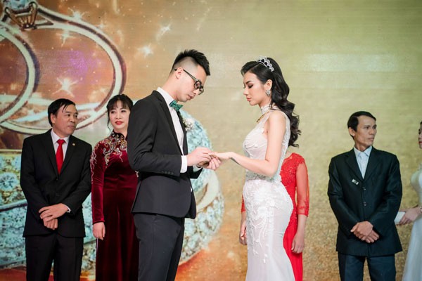 Đào Xuân Long luôn thể hiện tình yêu, niềm tự hào và chia sẻ với công việc của vợ.