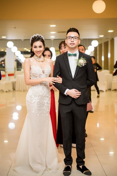 Chồng mới cưới của Nga Tây là anh Đào Xuân Long, làm tiếp viên hàng không, con nhà gia giáo.