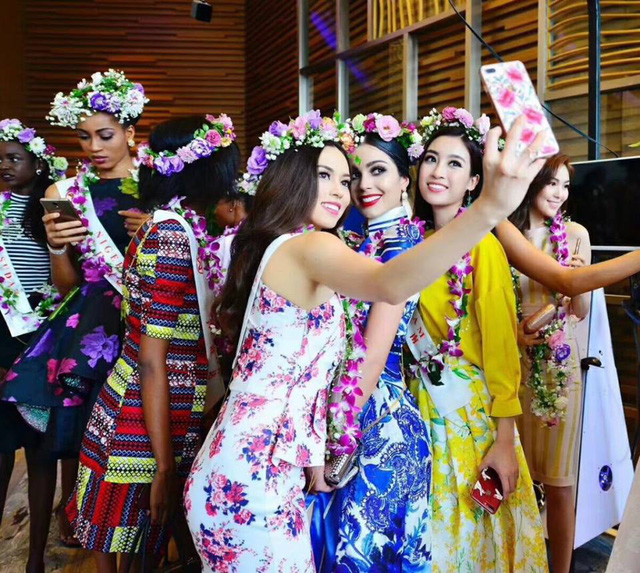  Đại diện của Việt Nam chụp ảnh kỷ niệm cùng Hoa hậu Venezuela và Philippines, đều là những ứng cử viên sáng giá cho danh hiệu Hoa hậu Thế giới năm nay. 