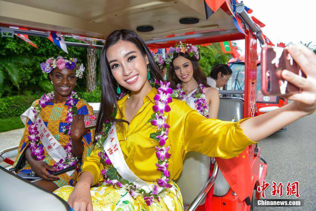  Đỗ Mỹ Linh chọn váy vàng cho sự kiện lễ diễu hành, ngày 7/11. 
