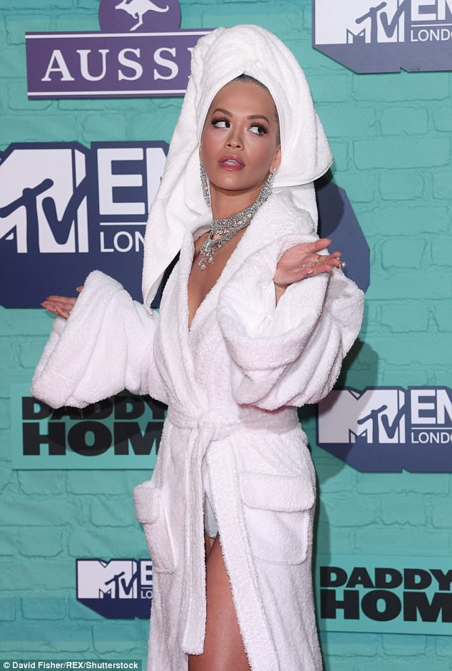 Bộ cánh sốc óc của Rita Ora tại EMA 2017: Chính là đang tắm dở đã bị lôi đi quẩy đúng không? - Ảnh 1.