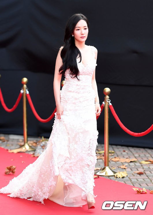Asia Artist Awards bê cả showbiz lên thảm đỏ: Yoona, Suzy lép vế trước Park Min Young, dàn idol lộng lẫy đổ bộ - Ảnh 6.