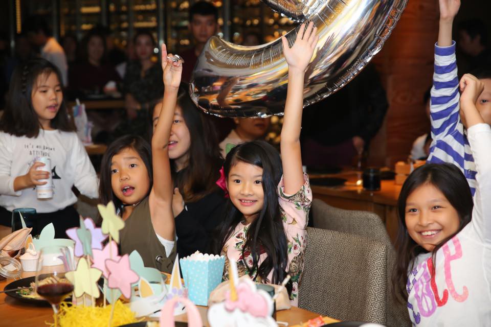 Trương Ngọc Ánh - Trần Bảo Sơn tái hợp, tổ chức tiệc sinh nhật hoành tráng cho con gái - Ảnh 6.