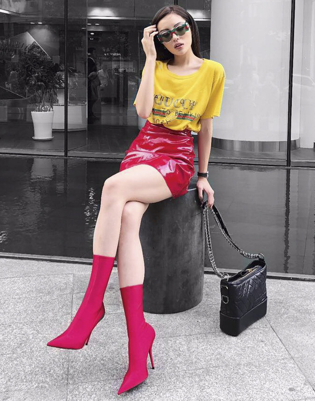 Kỳ Duyên “thống trị” mảng street style tuần qua với cây hàng hiệu màu sắc. Hoa hậu Việt Nam 2014 diện áo phông đơn giản, kết hợp cùng váy da và đặc biệt là đôi bốt cao cổ màu hồng đậm “chất chơi” không lẫn vào đâu được.