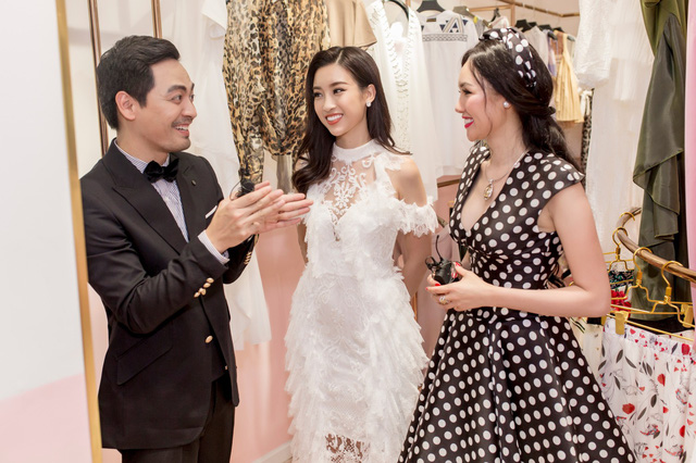 Hoa hậu Đỗ Mỹ Linh thân thiết trò chuyện cùng MC Phan Anh và hoa hậu Kim Nguyên trong sự kiện.