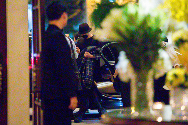 Một hình ảnh hiếm hoi của So Ji Sub khi về tới khách sạn