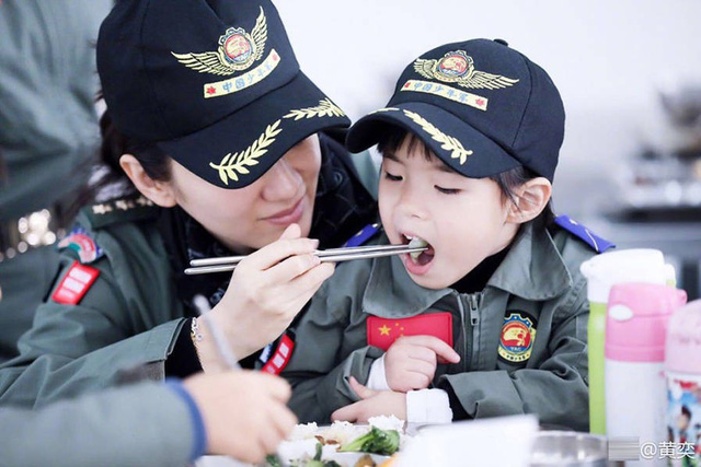  Huỳnh Dịch mới đây khoe bức ảnh cô và con gái cưng cùng tham gia một show truyền hình thực tế. Bà mẹ nổi tiếng và con gái cưng cùng mặc đồng phục trong quân ngũ. 