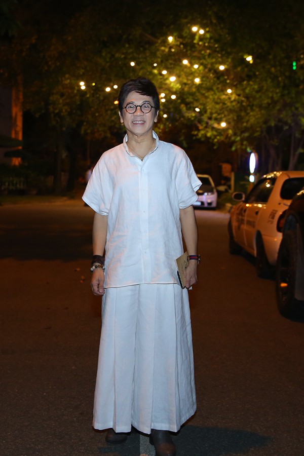 Nghệ sĩ Thành Lộc gây chú ý khi mặc trang phục kiểu dáng như chiếc váy đến lễ cưới lần này