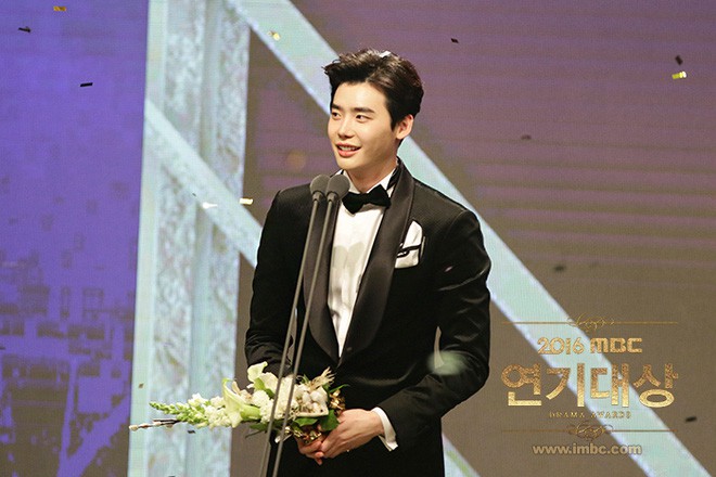 Cùng phát biểu cụt lủn, Lee Jong Suk nói 40 giây thì ăn gạch, So Ji Sub chỉ 2 giây lại được khen nức nở