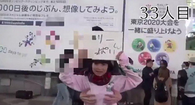 Xuất hiện tại trạm Shibuya, cô gái khiến nhiều người ngỡ ngàng với tấm biển cầm trên tay