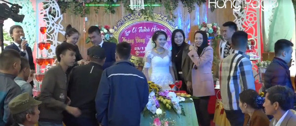 Đám cưới  ngập trong vàng  của cô dâu, chú rể Thanh Hóa