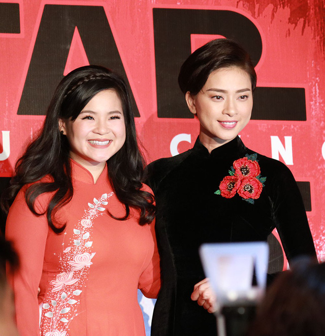 Xuất hiện trong buổi họp báo tại Việt Nam, Ngô Thanh Vân và Kelly Marie Trần đều chọn trang phục áo dài truyền thống trang nhã.