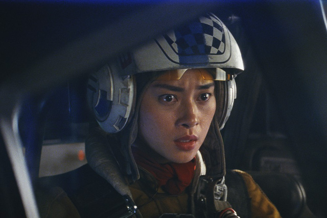 Trong khi đó vai Paige của Ngô Thanh Vân lại là một xạ thủ liều lĩnh điều khiển máy bay chiến đấu chống lại binh đoàn ngôi sao.