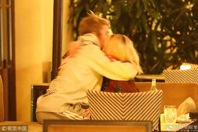  Justin và Selena khóa môi trong một buổi hò hẹn vào ngày 30/11. 