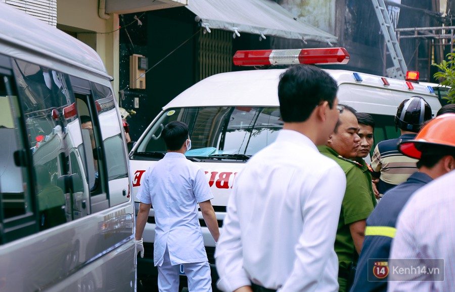 Cận cảnh hiện trường vụ cháy kinh hoàng ở Sài Gòn: Cảnh sát PCCC đau đớn vì không cứu được 3 mẹ con - Ảnh 2.