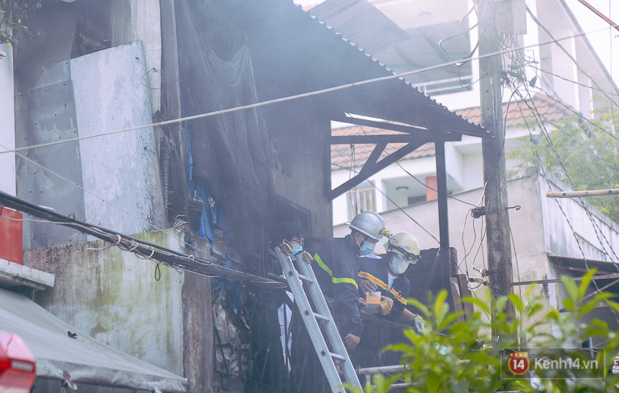 Cận cảnh hiện trường vụ cháy kinh hoàng ở Sài Gòn: Cảnh sát PCCC đau đớn vì không cứu được 3 mẹ con - Ảnh 1.