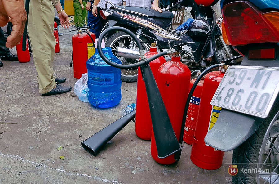 Cận cảnh hiện trường vụ cháy kinh hoàng ở Sài Gòn: Cảnh sát PCCC đau đớn vì không cứu được 3 mẹ con - Ảnh 9.