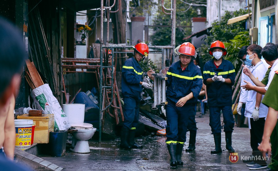 Cận cảnh hiện trường vụ cháy kinh hoàng ở Sài Gòn: Cảnh sát PCCC đau đớn vì không cứu được 3 mẹ con - Ảnh 5.