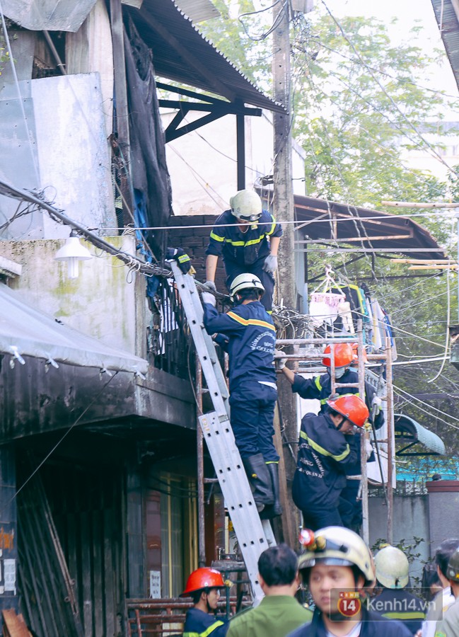 Cận cảnh hiện trường vụ cháy kinh hoàng ở Sài Gòn: Cảnh sát PCCC đau đớn vì không cứu được 3 mẹ con - Ảnh 4.