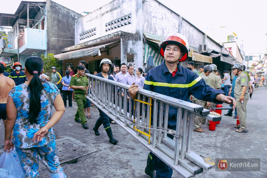 Cận cảnh hiện trường vụ cháy kinh hoàng ở Sài Gòn: Cảnh sát PCCC đau đớn vì không cứu được 3 mẹ con - Ảnh 6.