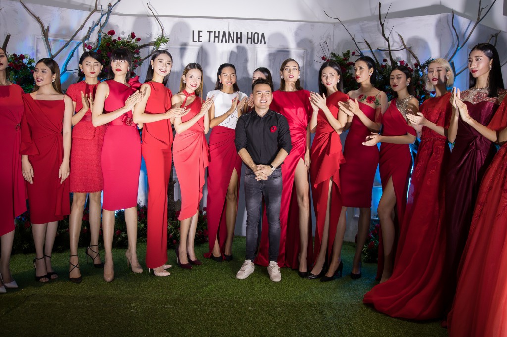 Bao nhiêu Hoa hậu hội tụ trên thảm đỏ của NTK Lê Thanh Hòa, và nổi nhất ắt vẫn là hai mỹ nhân này - Ảnh 19.