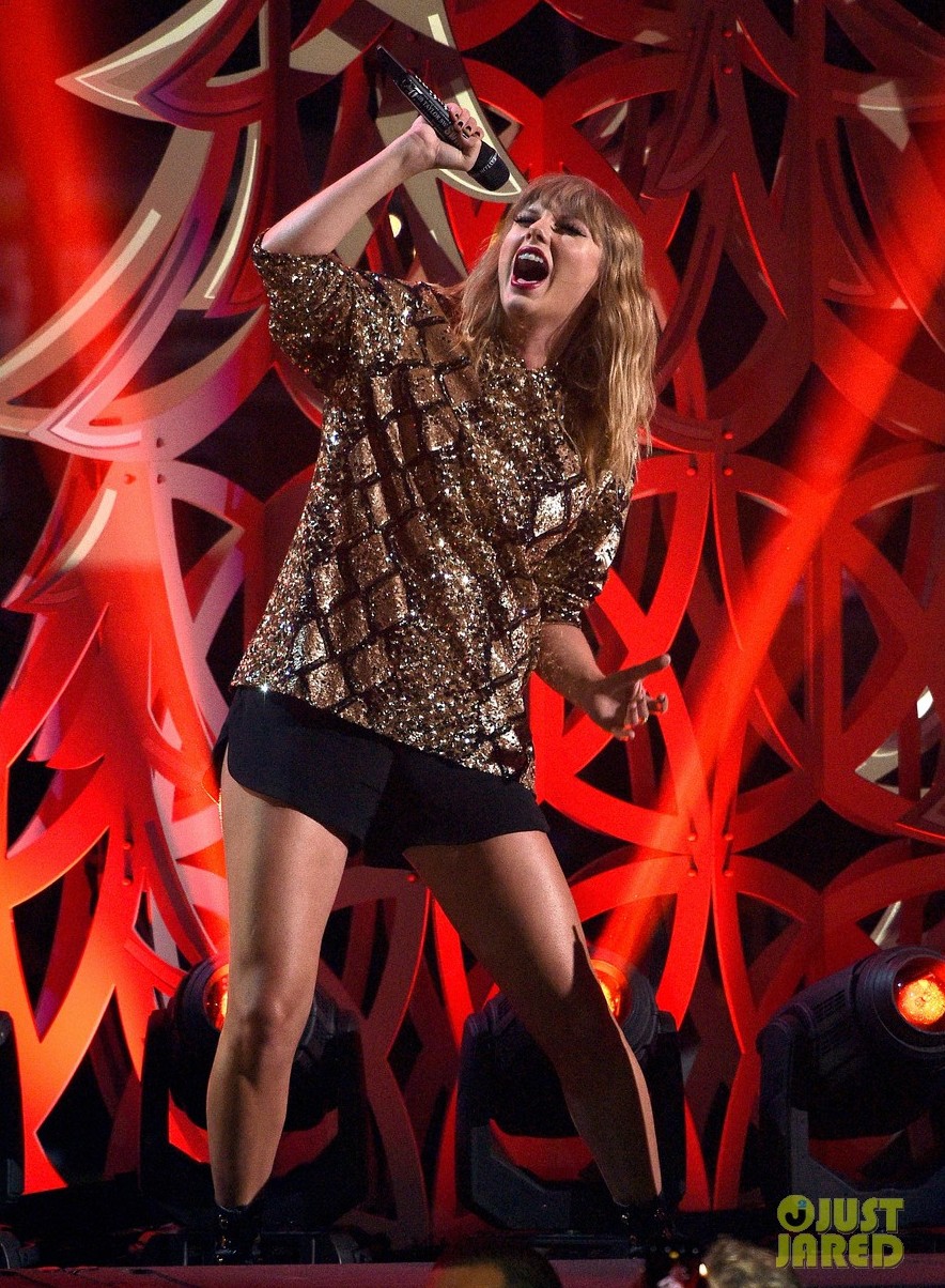 Liên tục lên sân khấu với trang phục vừa lôi thôi vừa dìm dáng, chuyện gì đã xảy ra với Taylor Swift luôn đẹp vậy? - Ảnh 4.