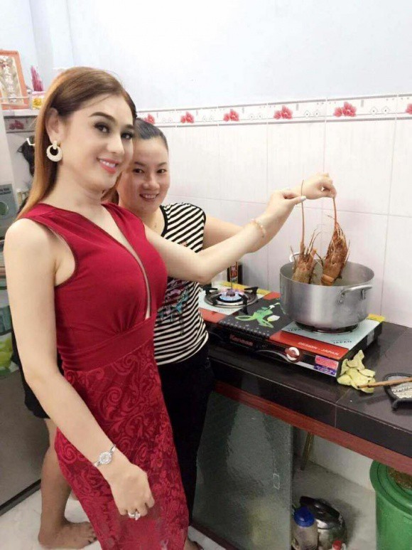 Chưa chính thức làm dâu, Lâm Khánh Chi đã được bố mẹ chồng hết mực cưng chiều