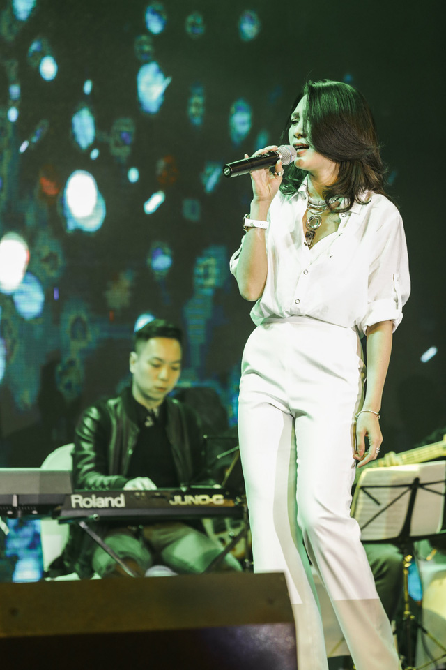 Cô lần lượt thể hiện khoảng 10 ca khúc nằm trong album và tự dẫn dắt, giao lưu với toàn bộ khán giả trên sân khấu. Nữ ca sĩ bày tỏ niềm xúc động khi chứng kiến việc người hâm mộ đồng loạt hát theo khi mình đang biểu diễn.