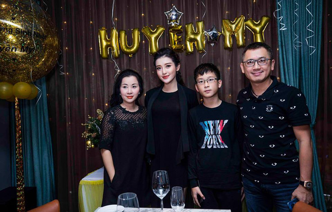 Vẻ ngoài trẻ trung hơn tuổi của mẹ Á hậu Huyền My