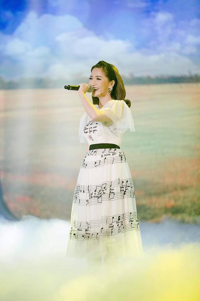 Năm 2017, Ngọc Trinh xứng đáng là Nữ hoàng váy nhái của showbiz Việt - Ảnh 22.