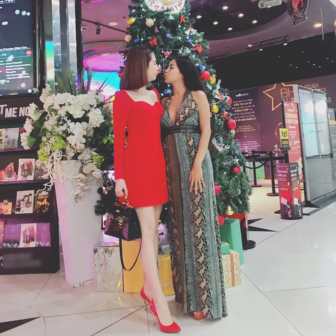 Năm 2017, Ngọc Trinh xứng đáng là Nữ hoàng váy nhái của showbiz Việt - Ảnh 4.