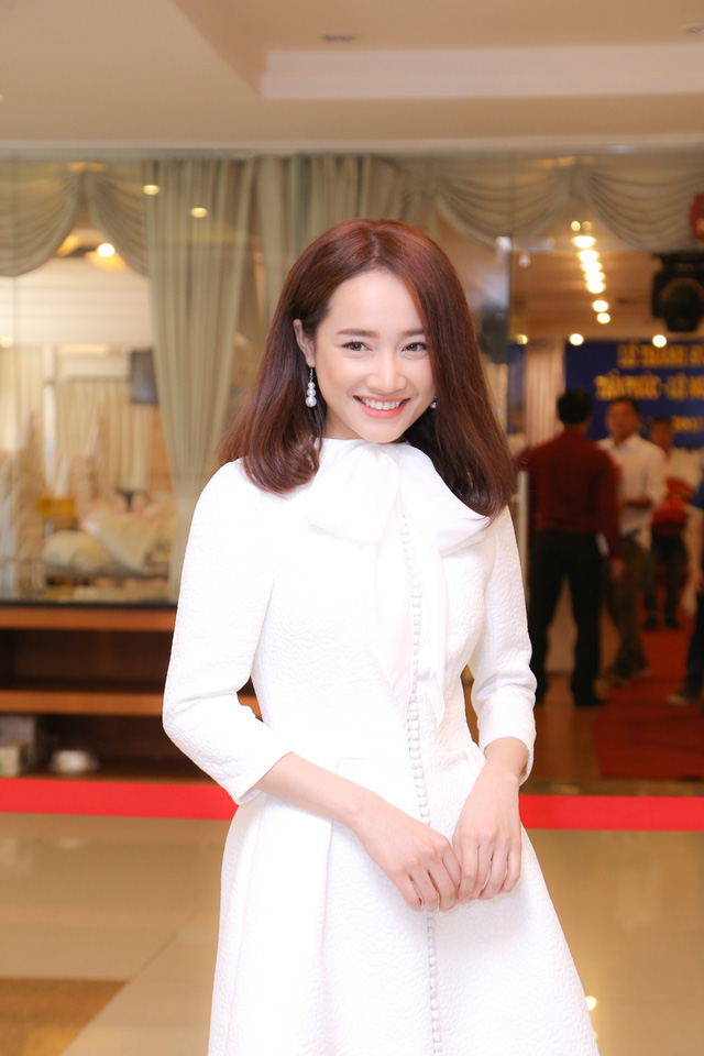 Nữ diễn viên Nhã Phương cũng đã có mặt để chúc mừng Hoài Linh, cô xuất hiện với bộ váy trắng đơn giản nhưng cực kì xinh đẹp.