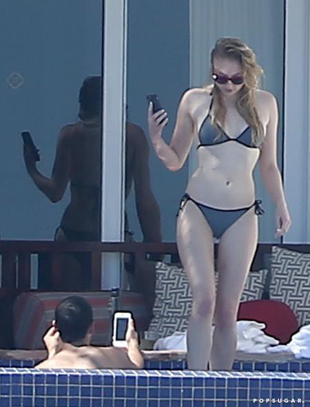 Ngôi sao của “Trò chơi vương quyền” Sophie Turner cũng sở hữu thân hình đồng hồ cát ấn tượng