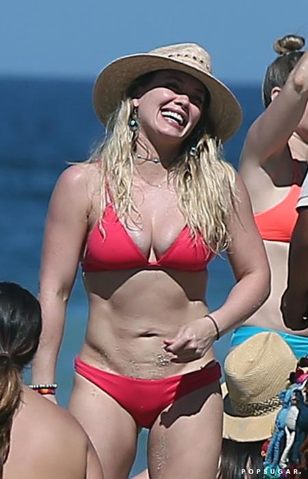 Hilary Duff cười thả ga khi cùng bạn bè mở đại tiệc bikini