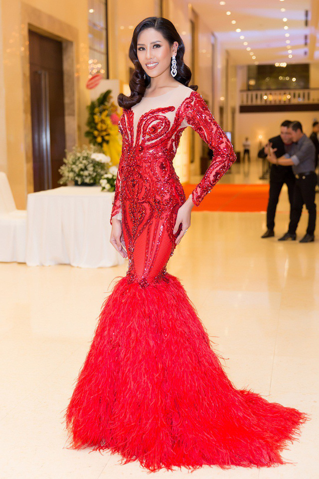Người đẹp Nguyễn Thị Loan nổi bật trong chiếc đầm đỏ rực. Trở về sau Hoa hậu Hoàn vũ, mặc dù không lọt Top nhưng cô được công chúng trong nước dành nhiều sự ngợi khen cho những nỗ lực trong cuộc thi.