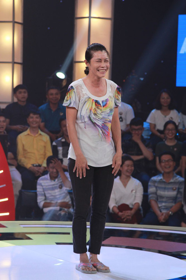 Một thí sinh đặc biệt cũng mang đến chương trình tiếng cười thú vị là cô Võ Thị Ná Đây, thường gọi là cô Hồng, làm tạp vụ cho chương trình Thách thức danh hài.