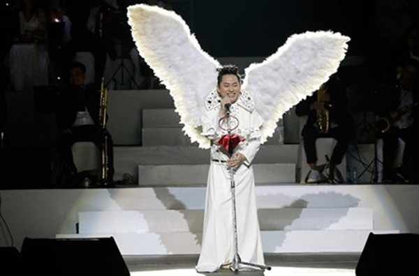 Tùng Dương thể hiện một đoạn trong ca khúc Hai mùa Noel của nhạc sĩ Đài Phương Trang.