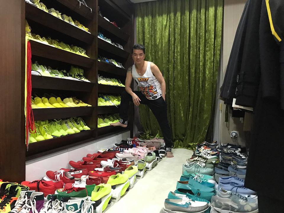 Khoe tủ đồ hàng hiệu cùng hơn 700 đôi giày bày la liệt, Đàm Vĩnh Hưng thừa nhận mắc bệnh nghiện mua sắm - Ảnh 1.