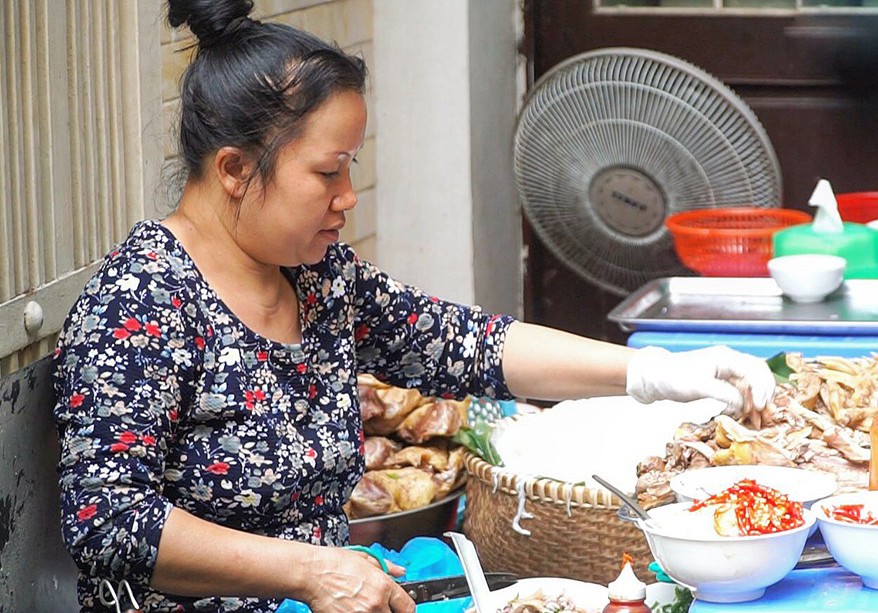 Chủ quán bún ngan Nhàn nổi tiếng Hà Nội bị tố mắng chửi cụ bà vì yêu cầu ăn tô 30 nghìn: Bà nói ít thôi, cháu không cần bán cho bà - Ảnh 2.