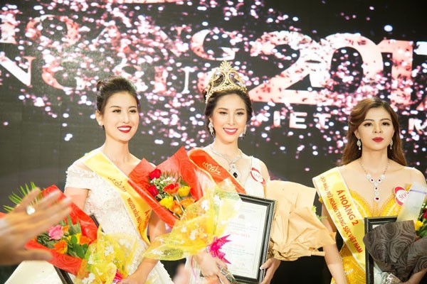 Người đẹp Nguyễn Thị Mỹ Duyên đến từ Bến Tre đã đăng quang trở thành Nữ hoàng Trang sức 2017. Ngoài ra, Á hoàng 1 thuộc về Bùi Thanh Hà của Hà Nội (bên trái) và Á Hoàng 2 là Vũ Thị Tuyết Nhung đến từ Buôn Mê Thuột.