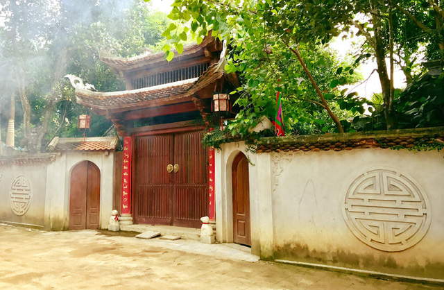 Cổng tam quan có góc mái cong vút đầu đao đậm nét văn hoá Việt.