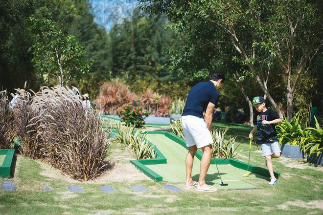 Hồ Ngọc Hà - Kim Lý hạnh phúc đưa Subeo đi đánh golf - Ảnh 2.