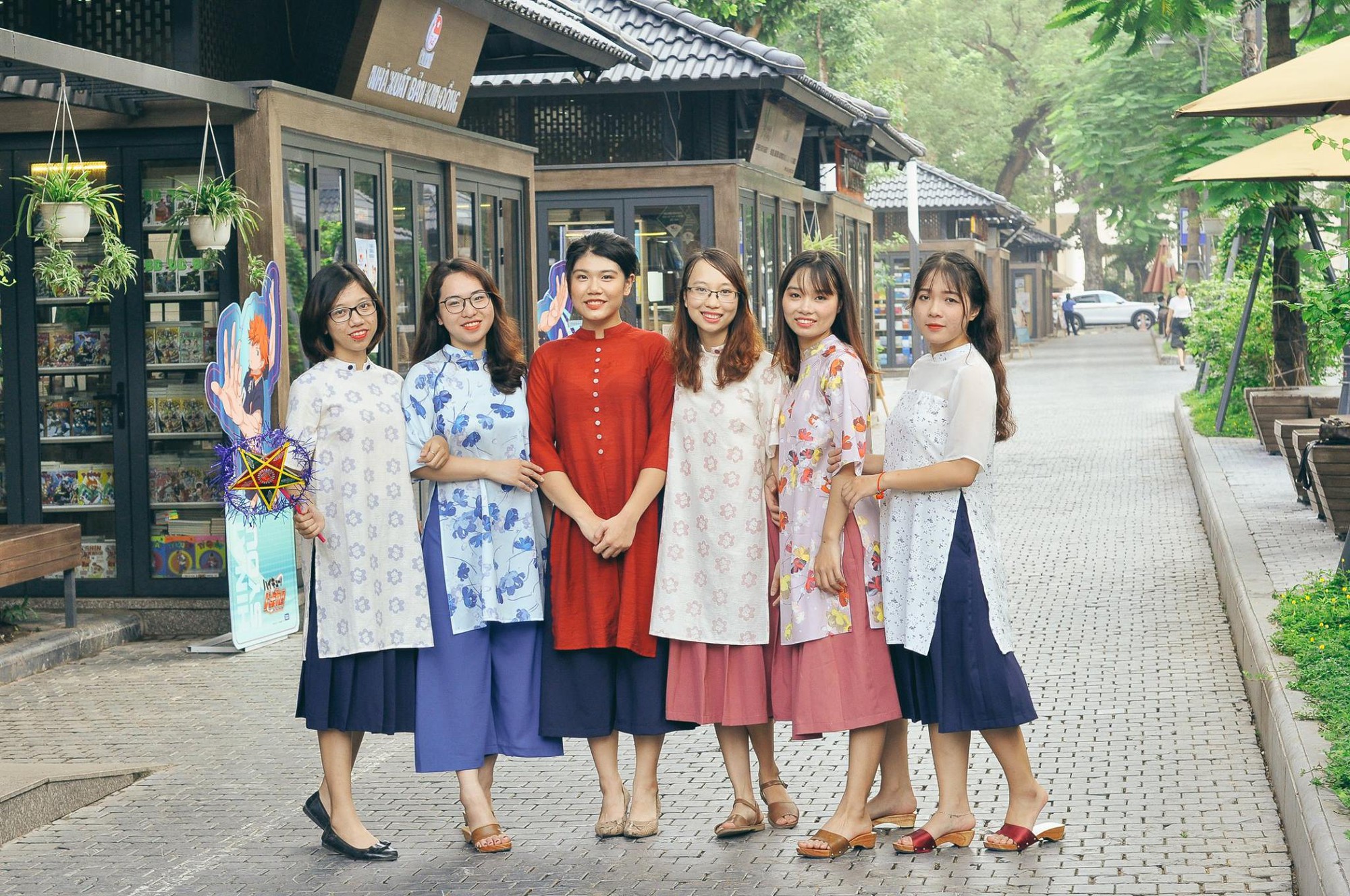 Năm qua, nhờ phim Việt mà áo dài lên ngôi, được giới trẻ diện nhiều không thua kém các hot trend thời thượng - Ảnh 19.
