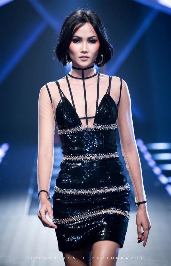 Trước khi đăng quang Hoa hậu, HHen Niê đã là một người mẫu sáng giá với những khoảnh khắc catwalk xuất thần như thế này đây - Ảnh 7.